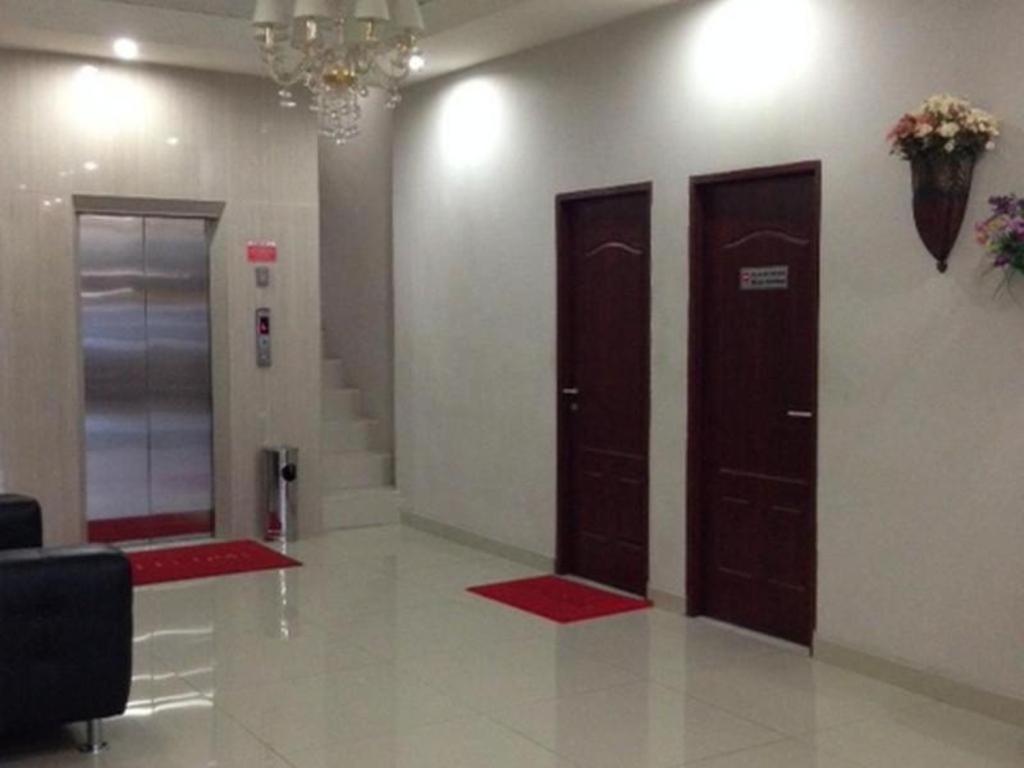 Hotel Teratai Cikarang Bekasi Esterno foto